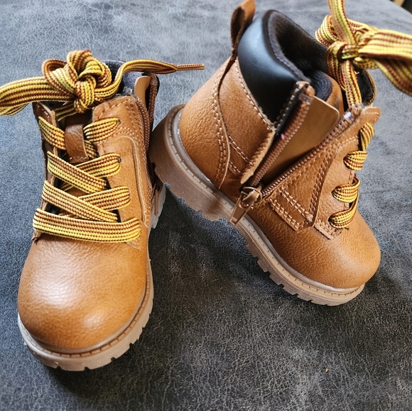 Carters toddler size 6 boots. Tan leather. Worn twice, Like NEW - Picture 1 of 8